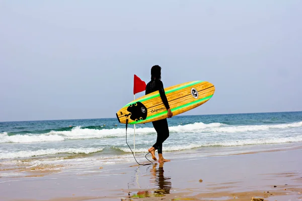 テルアビブ イスラエル 2019年11月 サーファー 海のサーファーが水を待っています 海でのサーファー — ストック写真