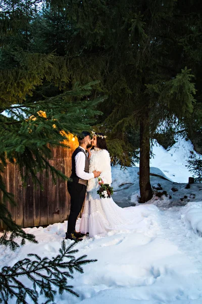 Coppia Sposi Sposa Sposo Sullo Sfondo Una Vecchia Casa Legno — Foto Stock