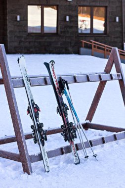 Kayak merkezinde kayak standı. Kayak ve snowboard 'ların güzel bir dağ arka planında çekilmiş bir fotoğrafı. 