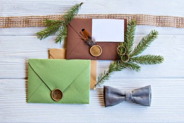 Kış düğün aksesuarları. Davetiyeler, zarflar, kelebekler ve seyisler. 