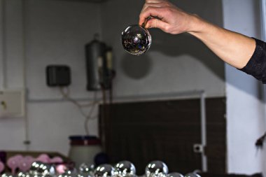 Noel süslemeleri fabrikası. Noel balosu üretimi, Noel oyuncakları fabrikasındaki üretim sürecinde basılı bir deseni olan cam Noel topları.