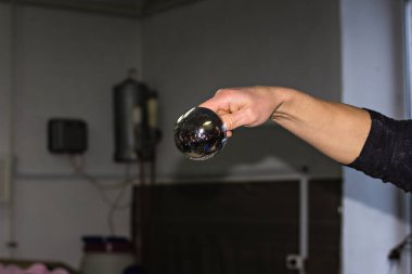 Noel süslemeleri fabrikası. Noel balosu üretimi, Noel oyuncakları fabrikasındaki üretim sürecinde basılı bir deseni olan cam Noel topları.