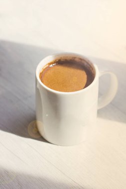 Beyaz arka planda bir fincan kahve..  