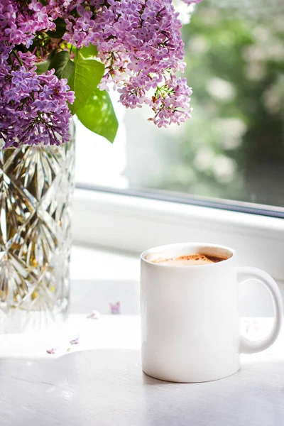 Een Boeket Bloemen Van Seringen Het Raam Koffie Een Witte — Stockfoto