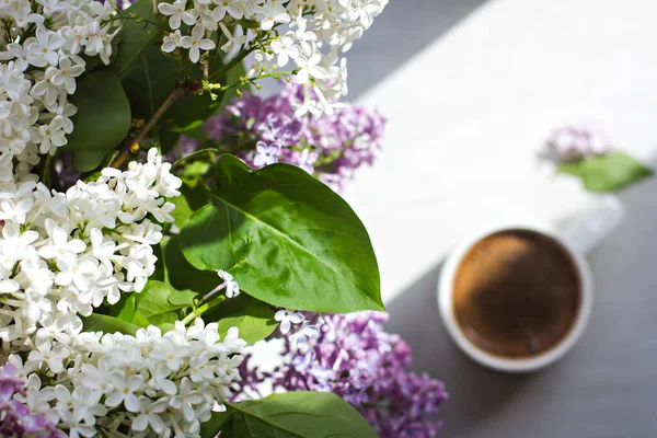 Een Boeket Bloemen Van Seringen Het Raam Koffie Een Witte — Stockfoto