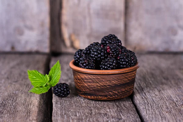 Brombeeren Einer Schüssel Auf Einem Hölzernen Hintergrund — Stockfoto