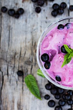 Masanın üzerine Siyah frenk üzümü ile dondurma