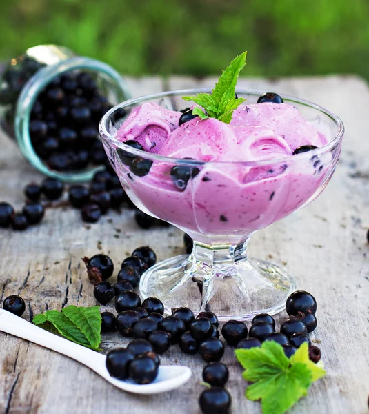 Ice cream with black currant on the table — Stock Photo, Image