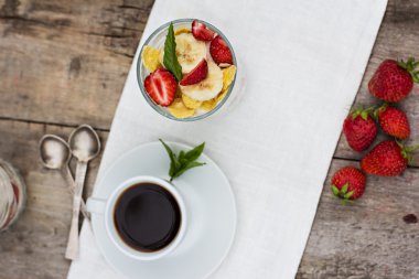 Kahvaltı - kahve ve peynir, çilek, muz, masada Mısır gevreği