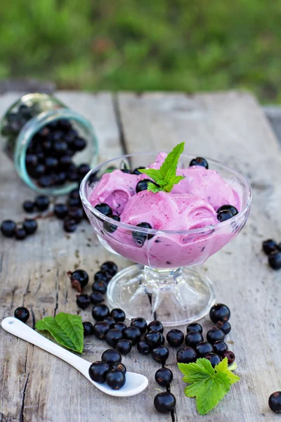 Schwarze Johannisbeere Eis auf dem alten Tisch — Stockfoto