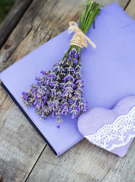 Bouquet von Lavendel und Notizbuch — Stockfoto