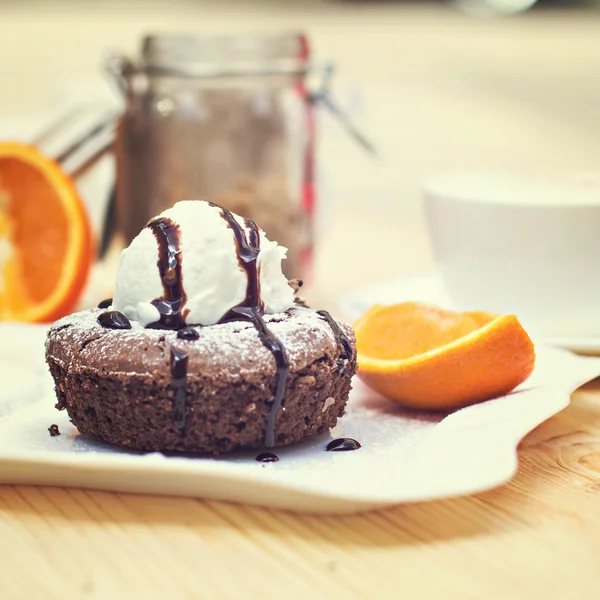 Gâteau chaud au chocolat au dessert Fondant servi dans une assiette avec boule de crème glacée, copeaux d'amande, menthe, glaçage, citron, cacao — Photo