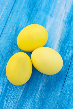 Paskalya kompozisyon. Paskalya yumurtaları masanın üzerine.