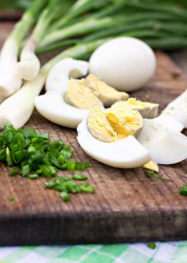 yumurta, yeşil soğan, masanın üzerinde otlar