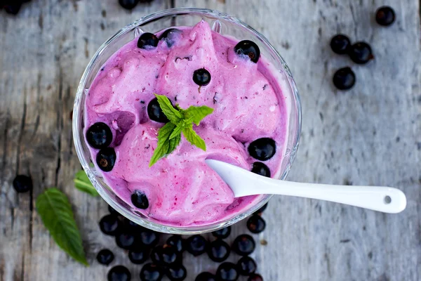 Eis mit schwarzer Johannisbeere auf dem Tisch — Stockfoto