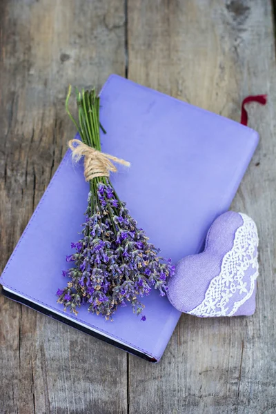 Boeket van lavendel en dagboek op de oude tabel — Stockfoto