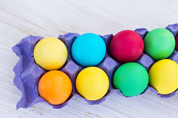 Composizione pasquale. Uova di Pasqua sul tavolo . — Foto Stock