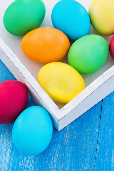 Velikonoční složení. Velikonoční vejce na stůl. — Stock fotografie
