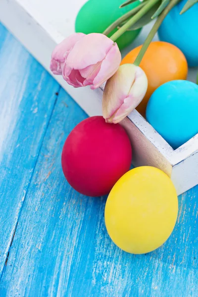 Påsk sammansättning. Påskägg och blommor på bordet. — Stockfoto