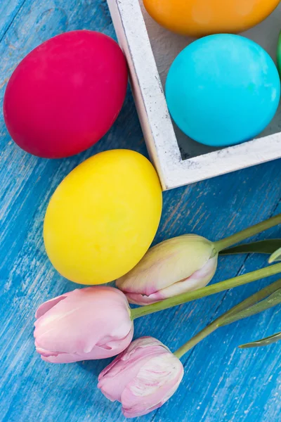 Påsk sammansättning. Påskägg och blommor på bordet. — Stockfoto