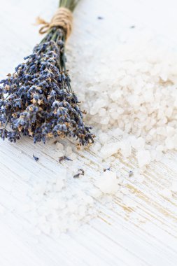 Deniz tuz Banyosu masanın üzerine Eflatun