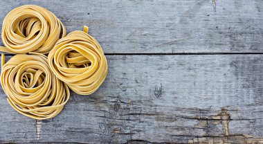 Taze ev yapımı makarna üzerine ahşap masa