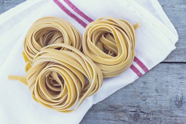 Taze ev yapımı makarna ahşap masa üzerine. Tonned fotoğraf.