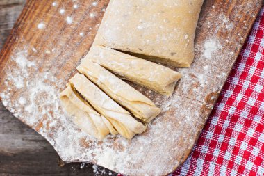 Ev yapımı makarna, makarna veya erişte ahşap masa üzerinde. Hazırlık