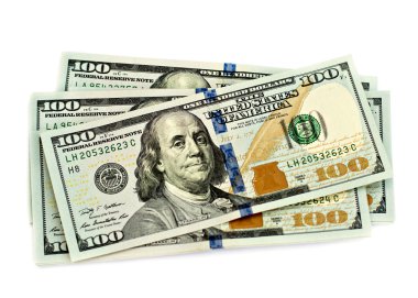 Beyaz arka planda izole edilmiş 100 dolarlık banknotlar