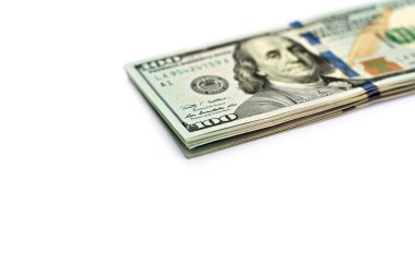 Beyaz arka planda izole edilmiş 100 dolarlık banknotlar