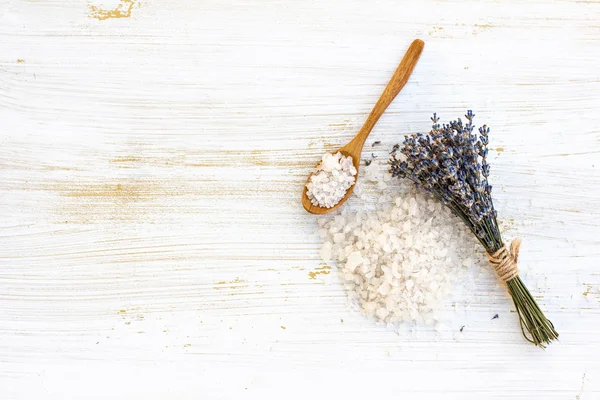 Deniz tuz Banyosu masanın üzerine Eflatun