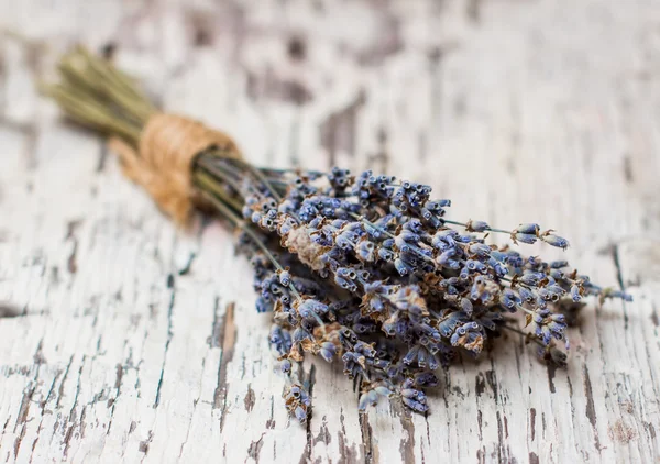 Bukett av torkad lavendel på den gamla tabellen — Stockfoto