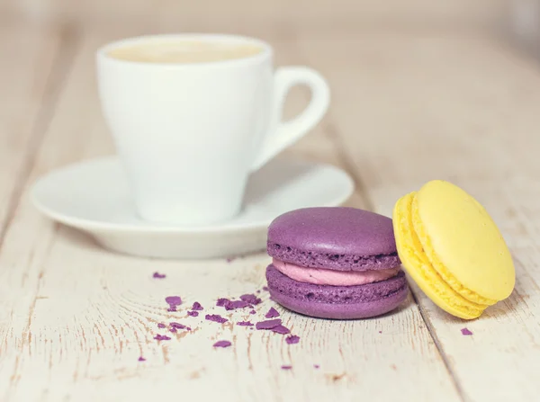 En kopp kaffe "espresso" och mandelkaka. tonas Foto — Stockfoto