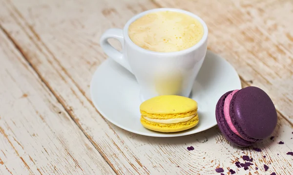 A cup of coffee "espresso" and  macaroon. — Stock Photo, Image