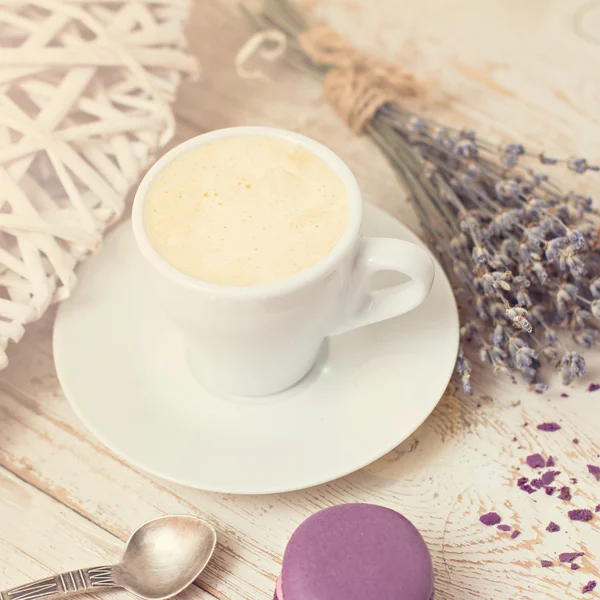 En kopp kaffe "espresso" och mandelkaka. tonas Foto — Stockfoto