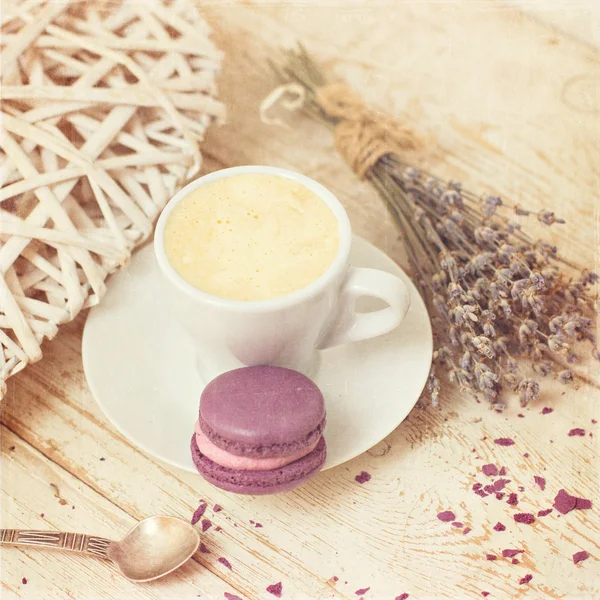 Una taza de café "espresso" y macarrón. foto tonificada — Foto de Stock