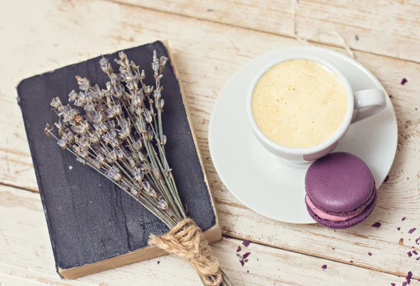 Una taza de café "espresso", cuaderno de macarrones y un ramo de lavende —  Fotos de Stock