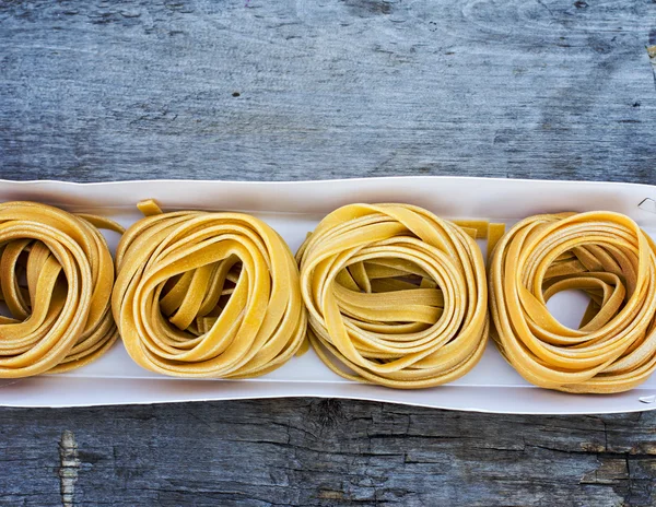 Ahşap masa kutusunda taze makarna