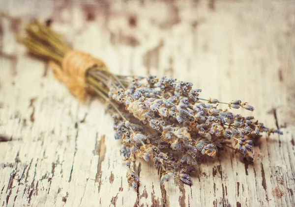 Strauß getrockneter Lavendel auf dem alten Tisch. getöntes Foto — Stockfoto