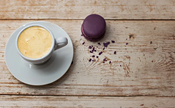 Una taza de café "espresso" y macarrón. foto tonificada —  Fotos de Stock