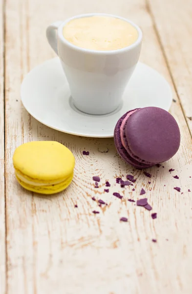 Una taza de café "espresso" y macarrón. foto tonificada — Foto de Stock