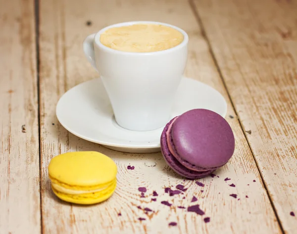 En kopp kaffe "espresso" och mandelkaka. tonas Foto — Stockfoto