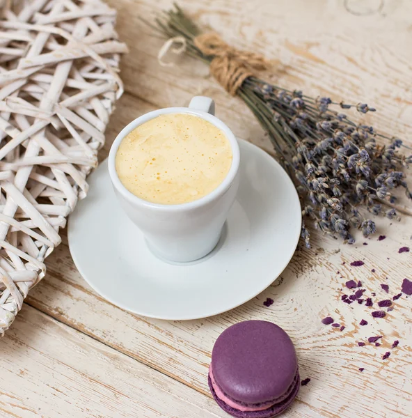 En kopp kaffe "espresso" och mandelkaka. tonas Foto — Stockfoto