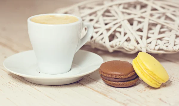 Una taza de café "espresso" y macarrón . — Foto de Stock