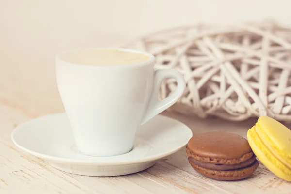 Una taza de café "espresso" y macarrón. foto tonificada — Foto de Stock