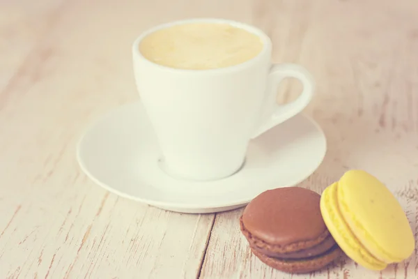 Une tasse de café "espresso" et macaron. photo tonique — Photo