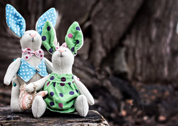 Deux lapins jouets amoureux sur une vieille surface en bois — Photo