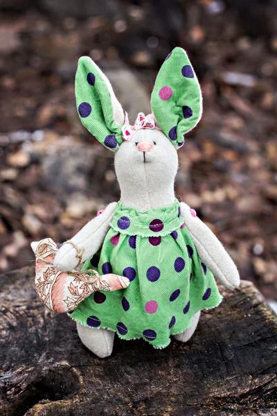 Stofftier - Hase sitzt auf einem alten Baum. — Stockfoto