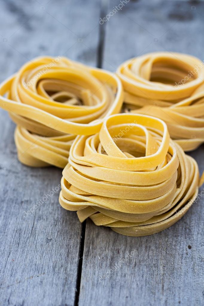 Taze ev yapımı makarna üzerine ahşap masa. — Stok Foto