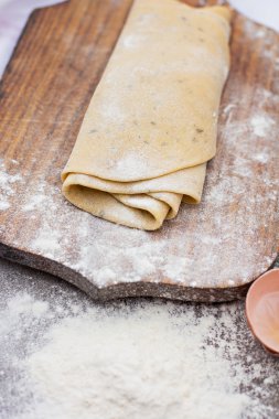Ev yapımı makarna, makarna veya erişte ahşap masa üzerinde. Hazırlık
